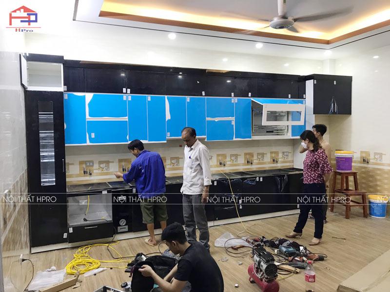 anh-thuc-te-tu-bep-acrylic-tbac133-khung-inox-nha-chi-hoa-phu-ninh-6