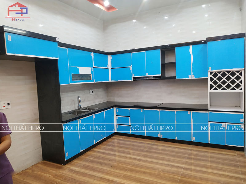 anh-thuc-te-tu-bep-go-acrylic-tbac85-nha-anh-quyet-2