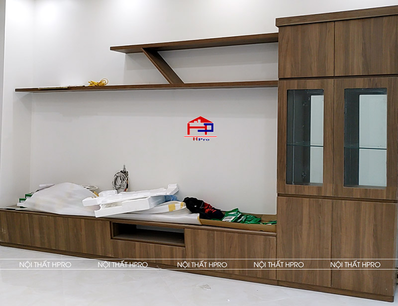 anh-thuc-te-vach-ngan-phong-khach-bep-go-melamine-nha-anh-hoa-106-le-loi-lang-son