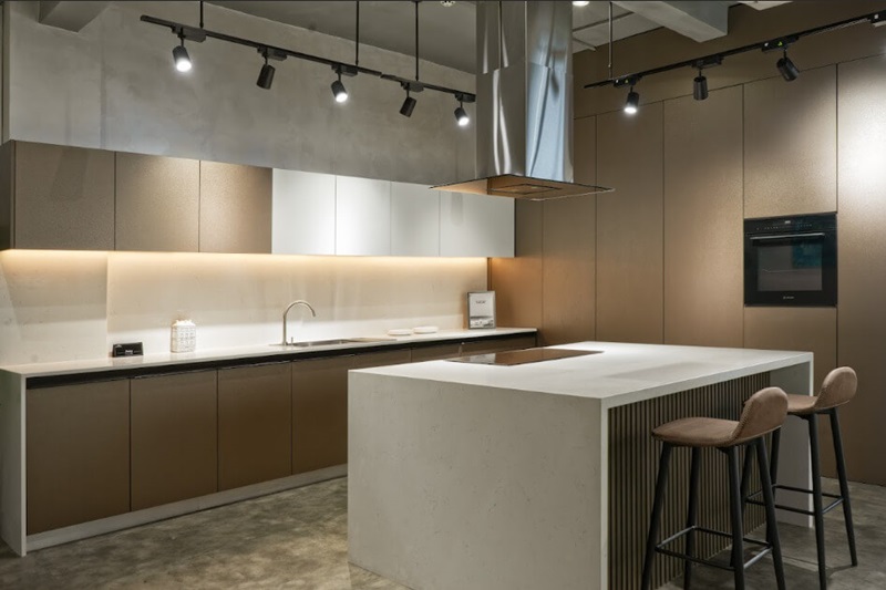 Tránh đặt bếp tại trung tâm của ngôi nhà