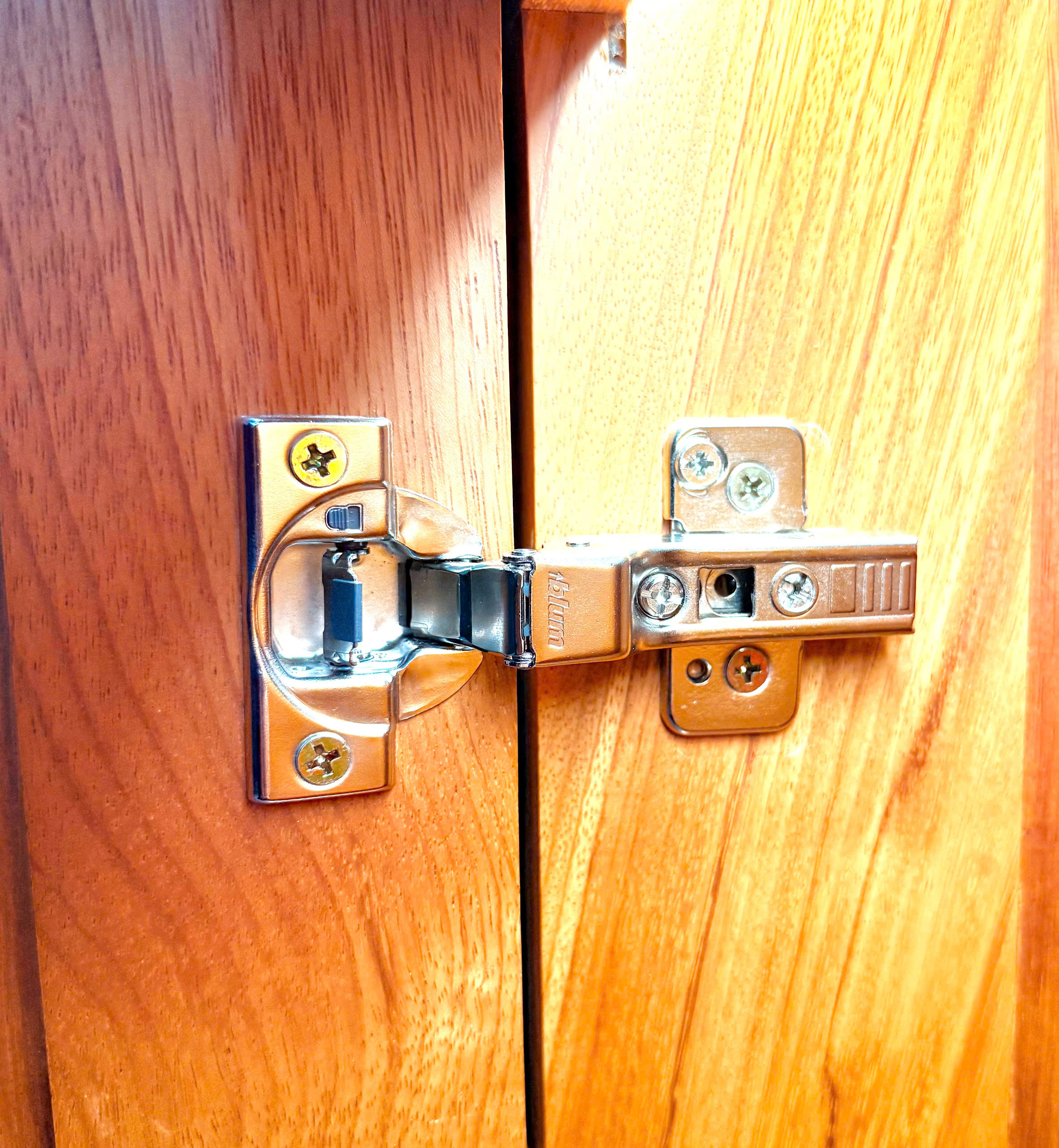 Bản lề tủ bếp Blum