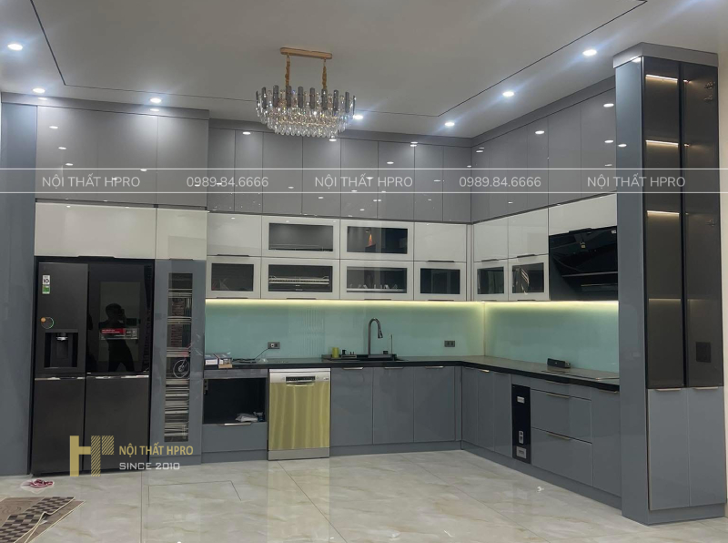 Tủ bếp cánh kính, cao kịch trần kiểu dáng chữ L - TBCK17