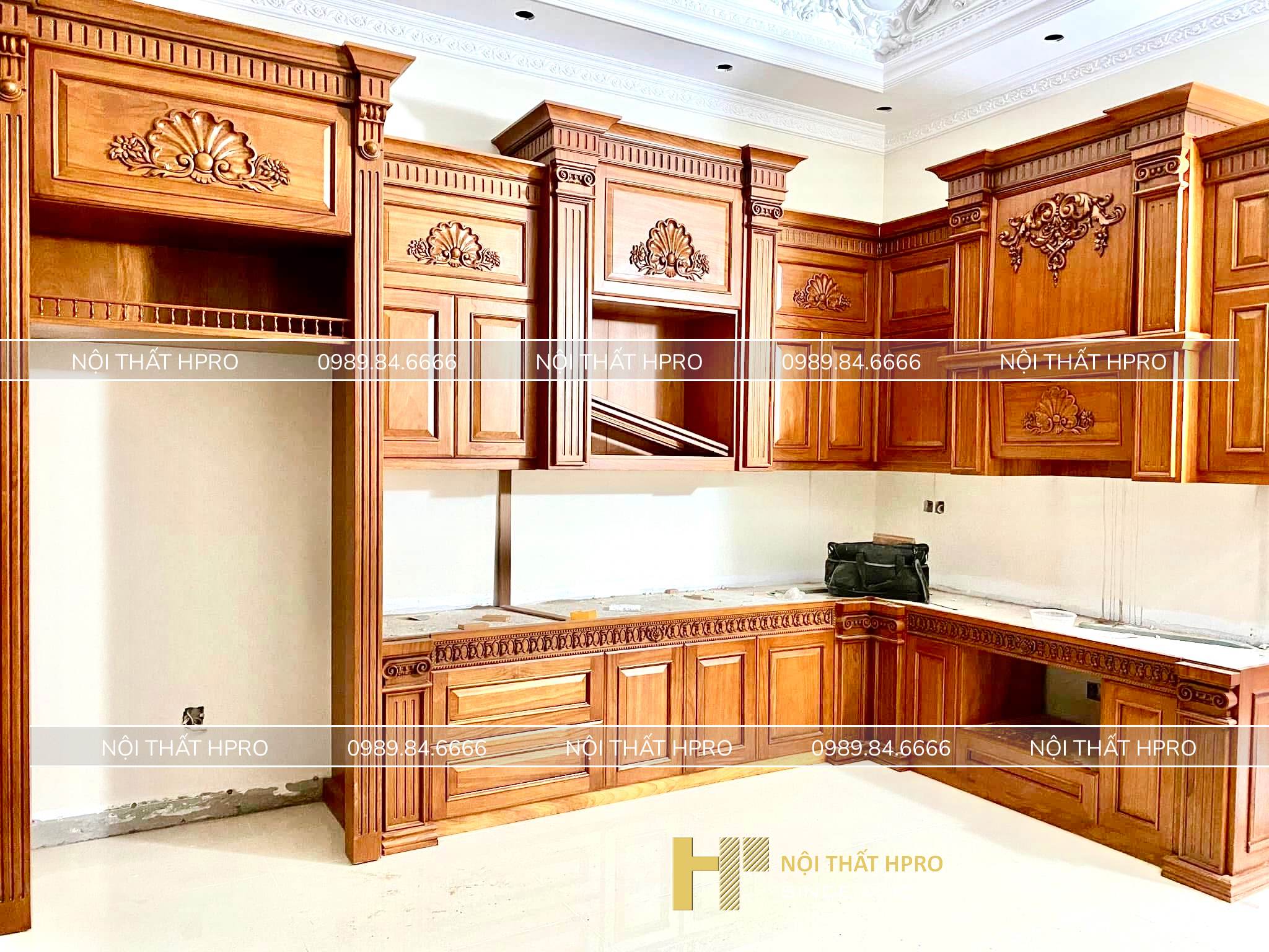 Mẫu thiết kế tủ bếp gỗ gõ đẹp đỏ tân cổ điển sang trọng cho gian bếp TBGD06 