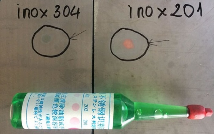 Nhận biết inox 304 bằng dung dịch thử chuyên dụng thường là thuốc thử màu xanh