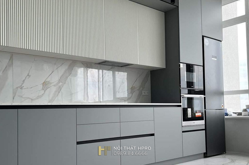 Hoàn thiện lắp đặt tủ bếp Laminate kết hợp cánh kính cho căn hộ hiện đại