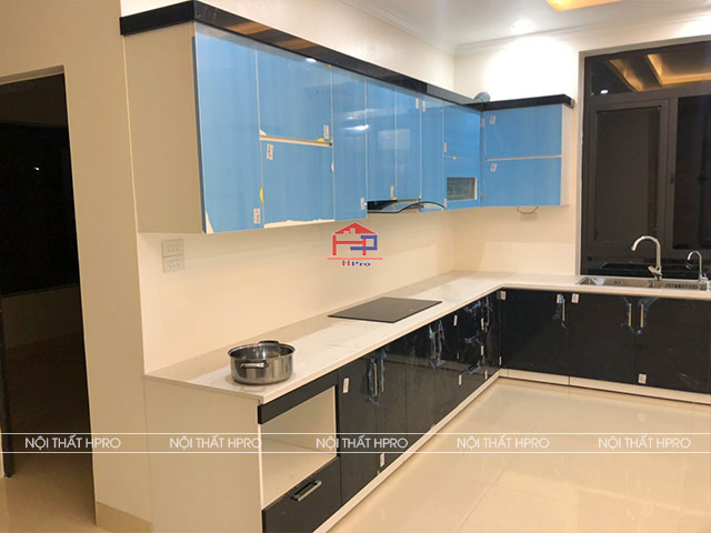 thi-cong-tu-bep-acrylic-bong-guong-tbac23-nha-anh-hung-hung-yen-4