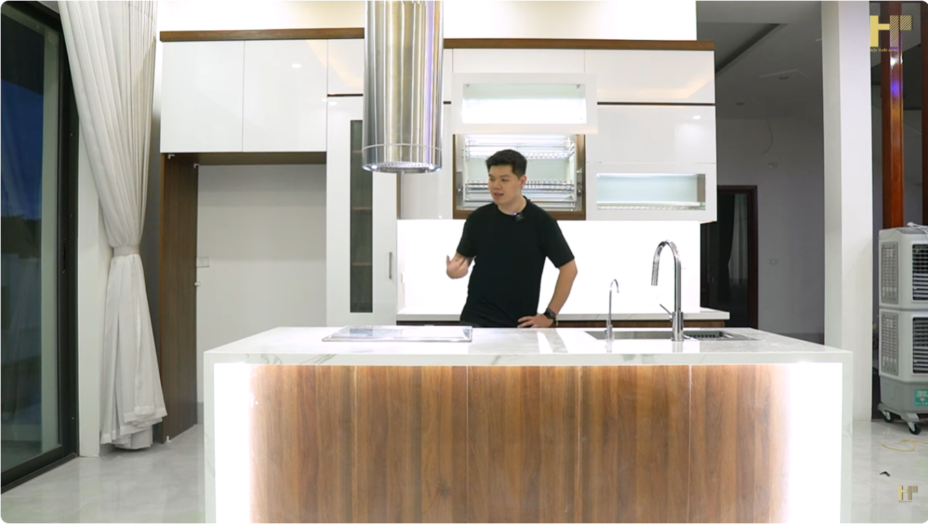 Thi công tủ bếp có bàn đảo rộng đẹp cho căn bếp hiện đại, phụ kiện thông minh | Nội Thất Hpro