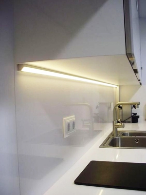 Thưởng thức đèn led tủ bếp trên hình ảnh để tìm hiểu về một giải pháp chiếu sáng tiết kiệm năng lượng và thân thiện với môi trường. Đèn led tủ bếp cho ánh sáng trung thực và đẹp mắt cho không gian bếp của bạn.