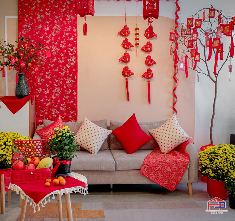 Trang trí nhà cửa đón Tết là một trong những nét đẹp văn hóa của người Việt Nam. Những chiếc bánh chưng, đèn lồng, hoa mai... đã trở thành những biểu tượng tuyệt đẹp trong mỗi ngôi nhà. Hãy xem hình ảnh để cảm nhận lại sự ấm áp và đầy ý nghĩa của việc trang trí nhà cửa đón Tết.