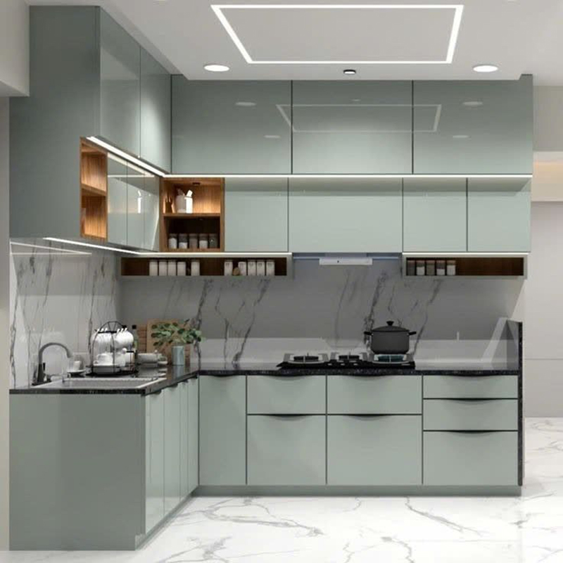 Mẫu 10: Tủ bếp acrylic chữ L phối kính ốp bếp màu sáng