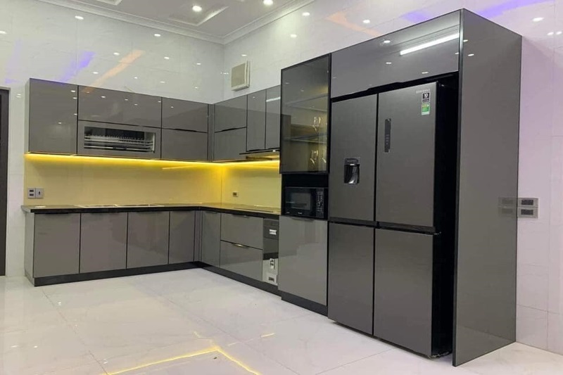 Tủ bếp Acrylic chữ L màu đen bóng phù hợp với không gian bếp rộng