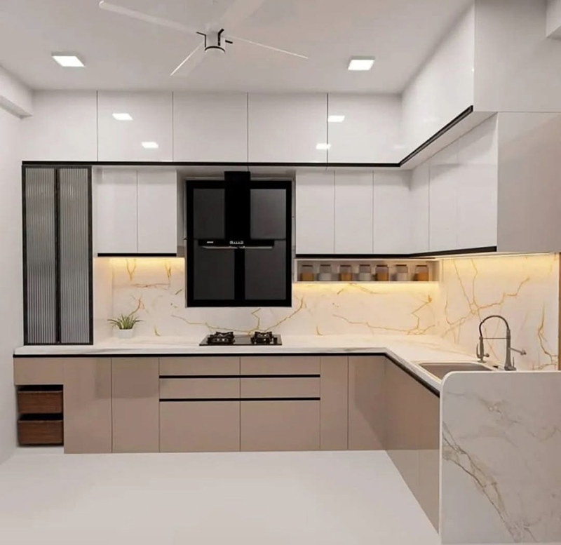 Mẫu 2: Tủ bếp chữ L màu kem kết hợp mặt đá trắng vân mây