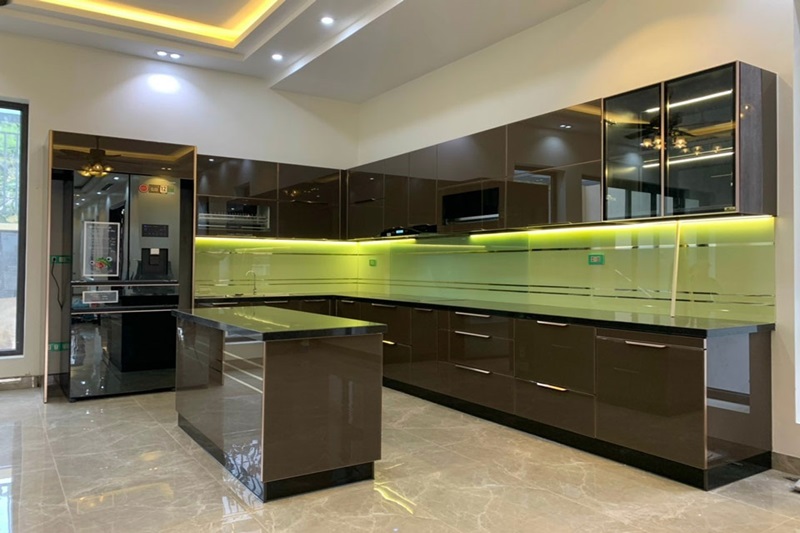 Tủ bếp cánh kính có tốt không?