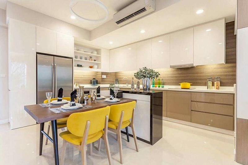 Mẫu 4: Tủ bếp cánh kính màu vàng kết hợp mặt đá trắng vân mây