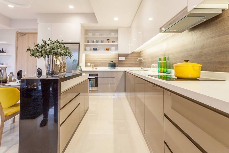 Mẫu 6: Tủ bếp cánh kính màu vàng kết hợp quầy bar