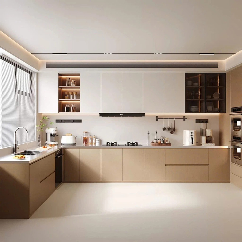 Mẫu 9: Tủ bếp cánh kính màu vàng phối kính ốp bếp sáng màu