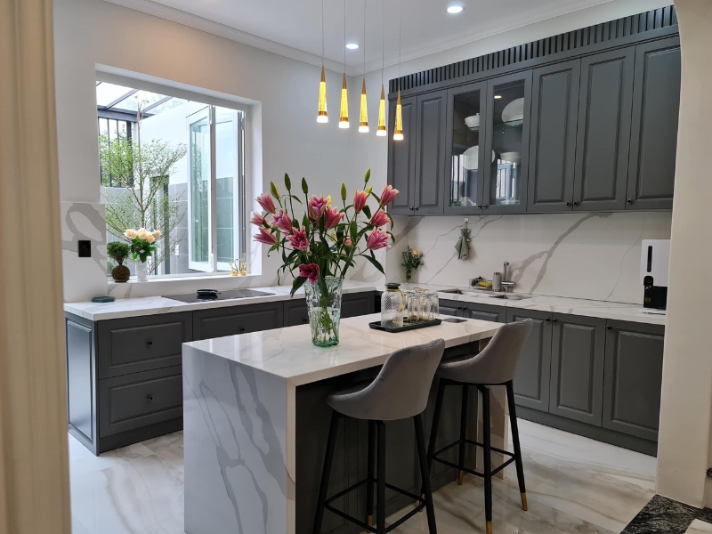 Tủ bếp chữ L có cửa sổ tối ưu góc bếp