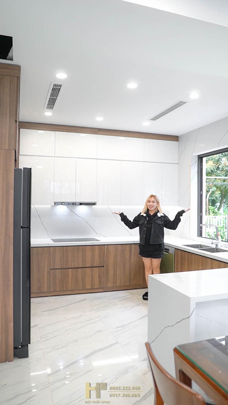 Bếp chữ U bố trí cửa sổ trung tâm hợp lý