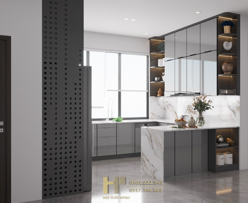 Tủ bếp chữ U có cửa sổ rộng rãi tiện nghi