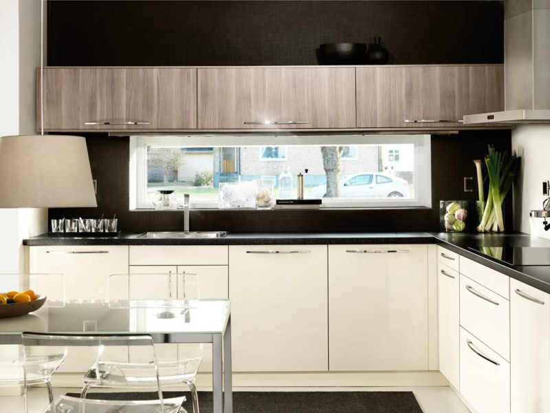 Tủ bếp tối giản có cửa sổ xu hướng mới