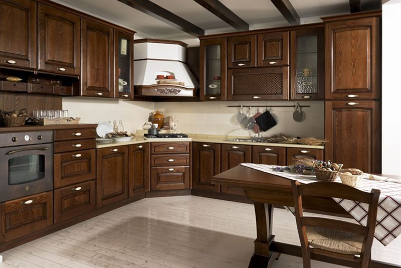 Mẫu 7: Tân cổ điển đối xứng với khối tủ cao 2 bên – trung tâm hút mùi