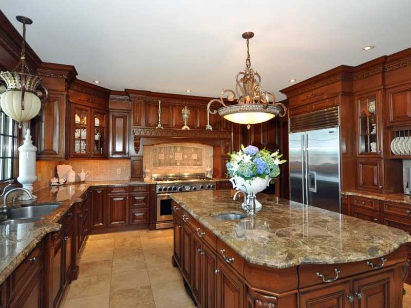 Mẫu 9: Thiết kế chữ U tân cổ điển + tủ kịch trần