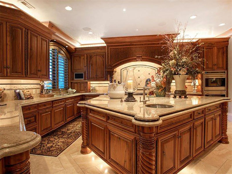 Mẫu 12: Tủ bếp gỗ hương chữ U thiết kế theo phong thủy