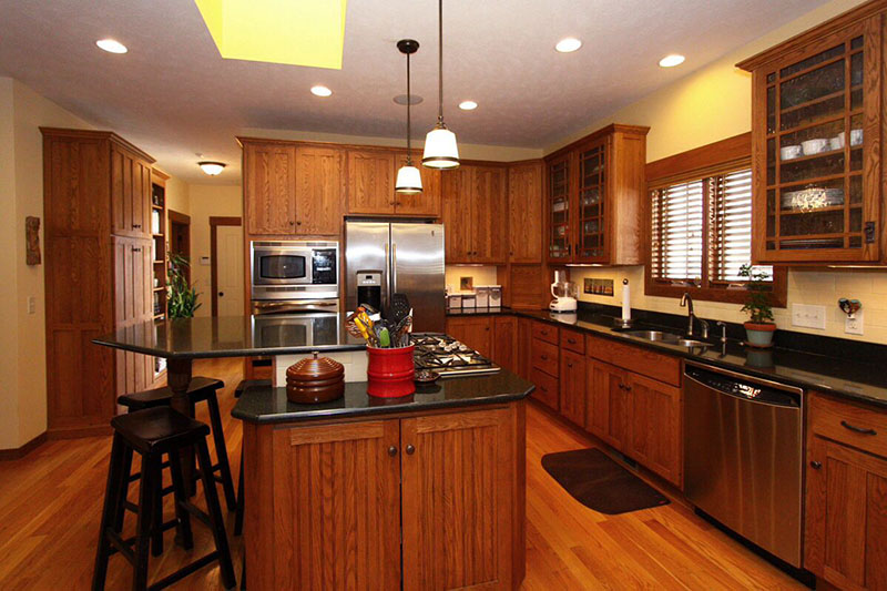 Mẫu 9: Tủ bếp gỗ hương chữ U có tủ rượu trang trí