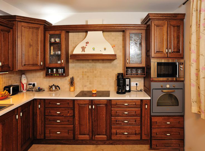 Mẫu 17: Panel + phào chỉ mảnh + đèn hắt