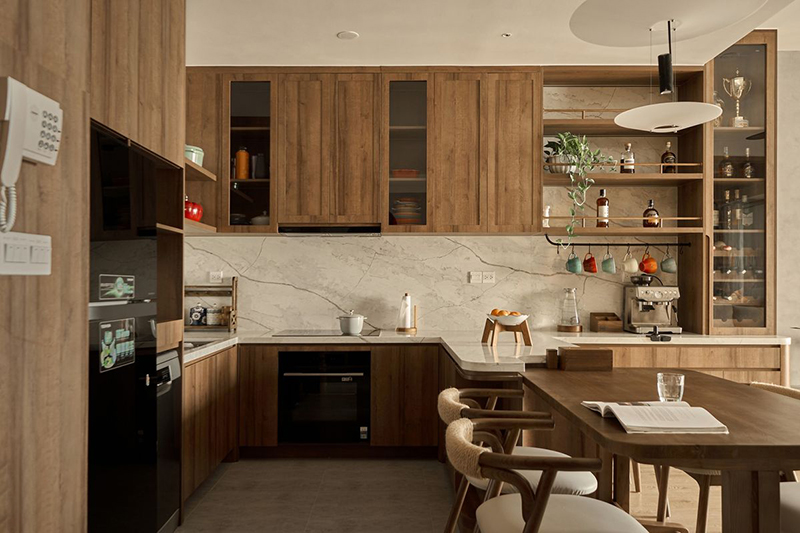 Mẫu 7: Chữ L “giảm tủ trên” – xen kệ mở