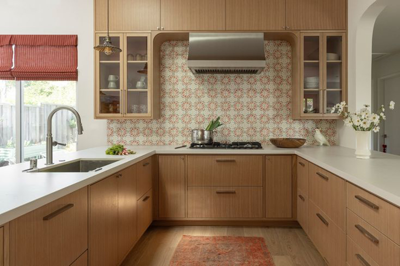 Mẫu 28: Sồi Nga + gạch ốp bếp họa tiết (điểm nhấn)