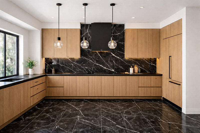 Mẫu 13: Vân gỗ + tủ pantry cao kịch trần