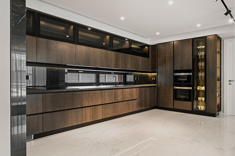 Mẫu 10: Vân gỗ tối + tủ kính cánh nhôm