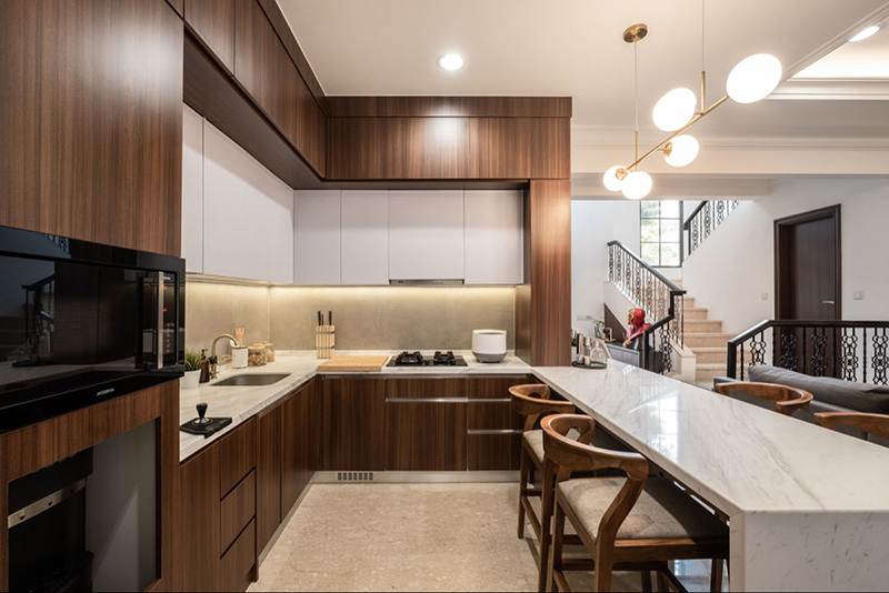 Mẫu 2: Laminate óc chó đậm + mặt đá trắng vân mây