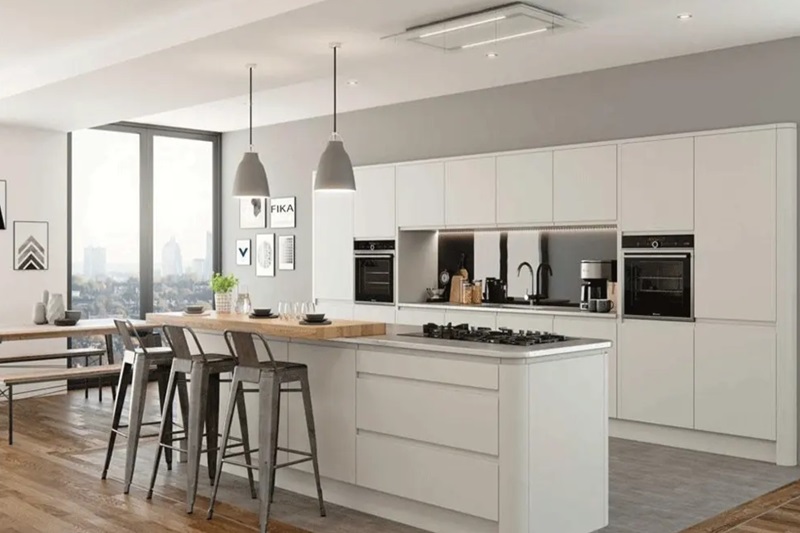 Tủ bếp song song tông trắng sáng sủa