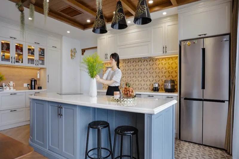 Thiết kế tủ bếp kiểu song song phong cách tân cổ điển