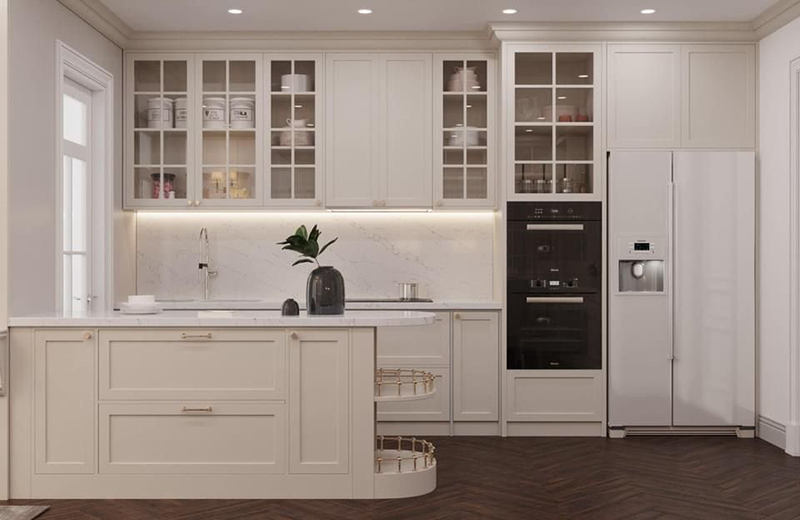 Mẫu 5: Tủ bếp dáng chữ U trắng ngà và kính sọc (fluted glass) tủ trên