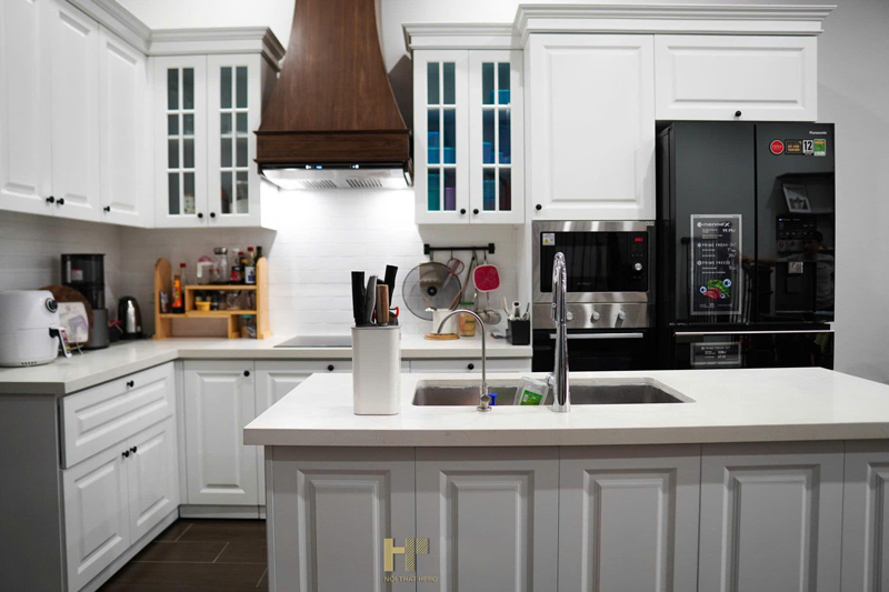 Mẫu tủ bếp tân cổ điển TBCD07 nhẹ nhàng cho căn hộ phố