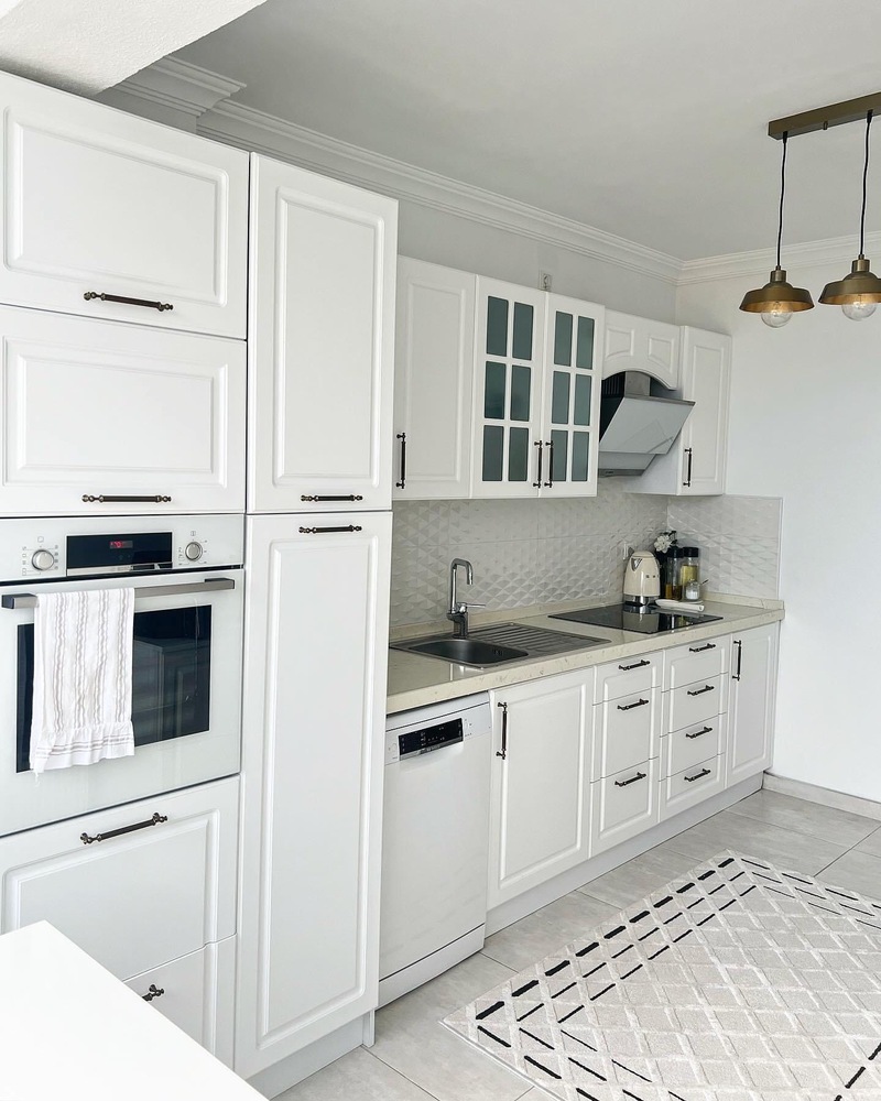 Tủ bếp chữ I màu trắng cho căn hộ chung cư, phòng bếp nhỏ