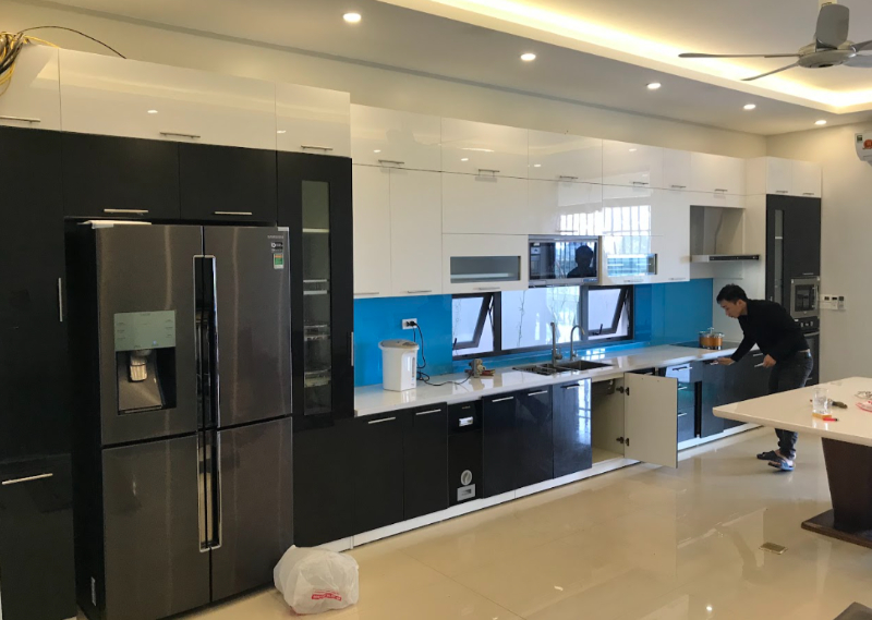 Bếp chữ I nhỏ gọn với tủ bếp xanh Coban tinh tế