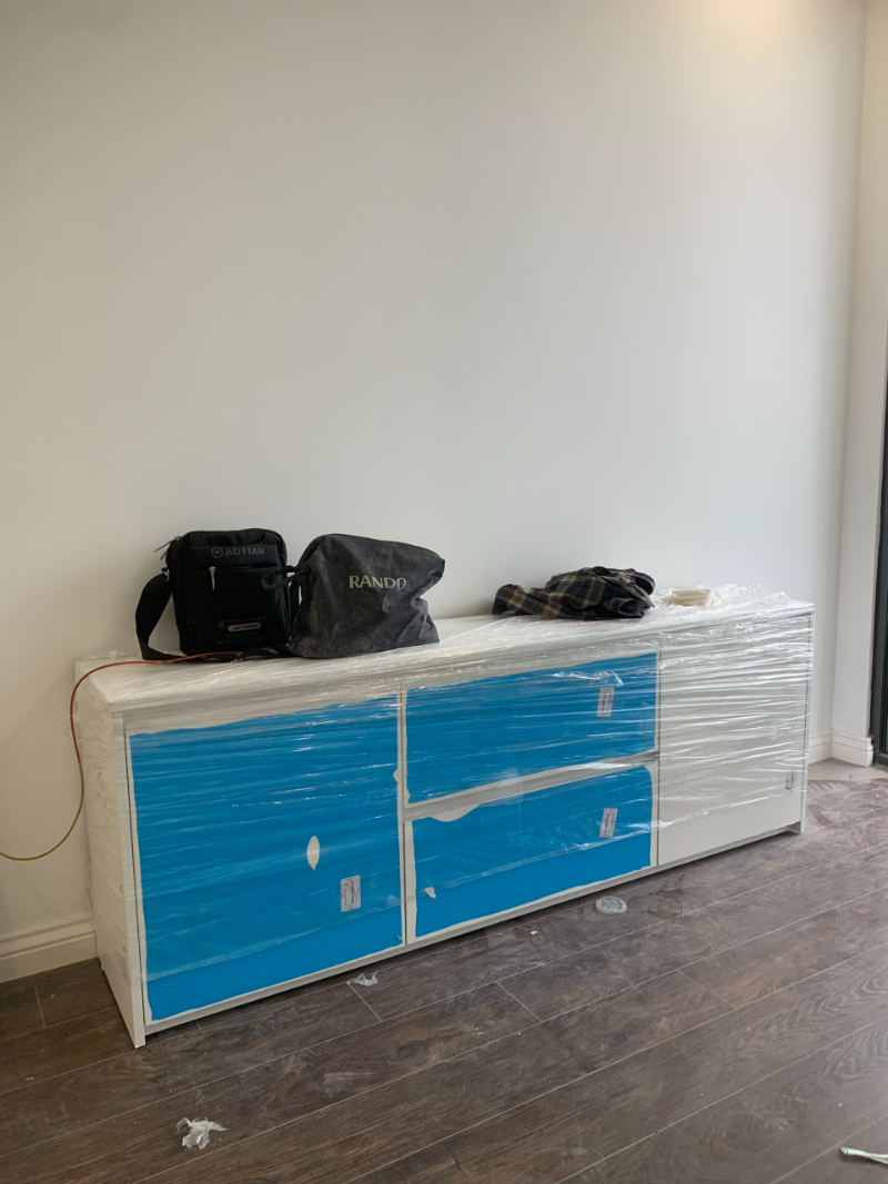 Tủ dưới xanh Coban, tủ trên trắng giúp bếp sáng hơn