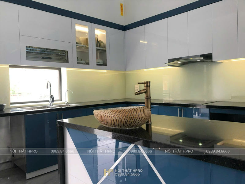 Hình ảnh thực tế tủ bếp Acrylic màu xanh dương kết hợp trắng