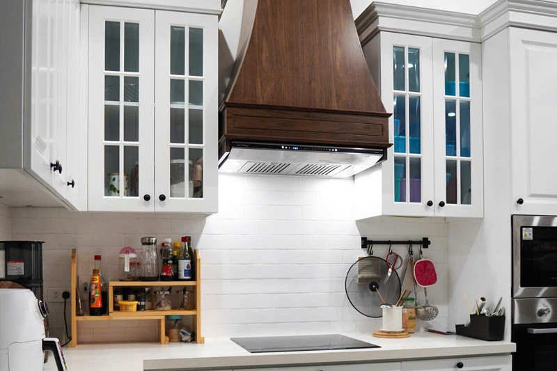 Ốp tường bếp bằng gạch chữ nhật trắng cho tủ bếp tân cổ điển nhẹ nhàng