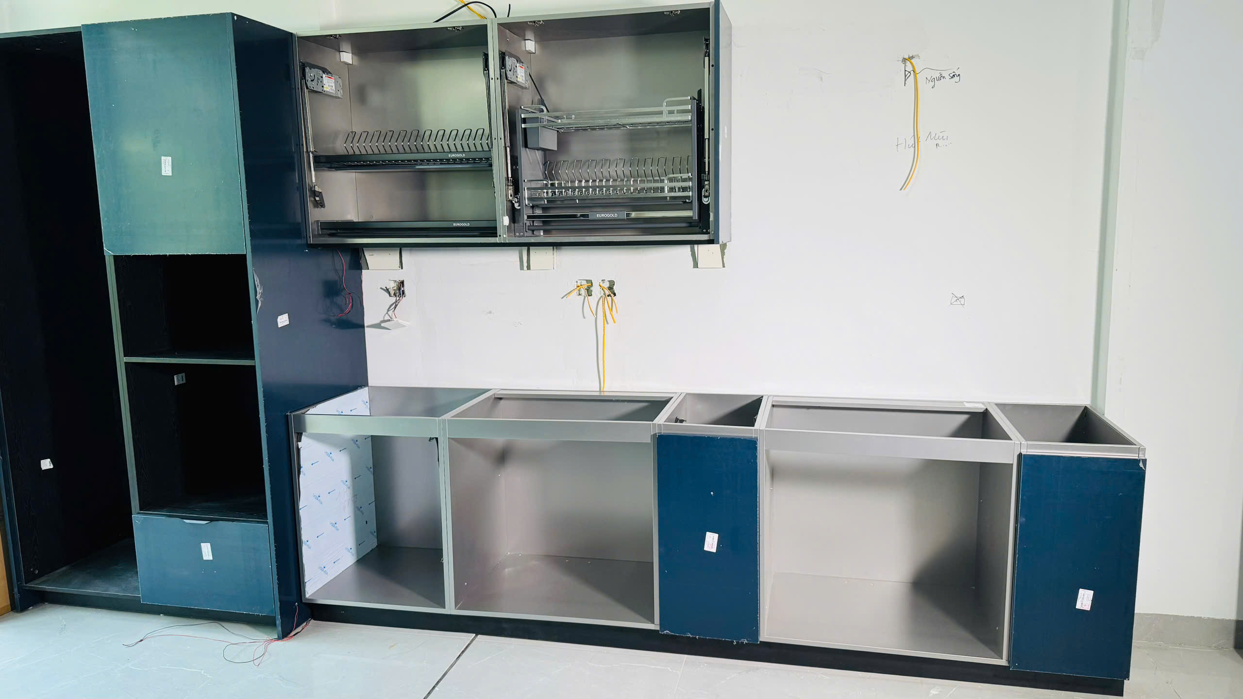 Tủ Bếp Thùng Inox304 - Mặt Cánh Acrylic kết Hợp Laminate An cường Tủ Bếp Thùng Inox304 - Mặt Cánh Acrylic kết Hợp Laminate An cường